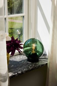 Bubbles 20cm Grön bordslampa från Halo Design - Det gr&ouml;na glaset i kombination med detaljerna i mattsvart metall bidrar med en elegans och ger en fin ljusspridning i rummet n&auml;r den &auml;r t&auml;nd.