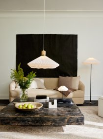 Paris Ø60 Vit taklampa från Halo Design - Med en vit veckad sk&auml;rm tillverkad av PVC, en dekorativ topp av ek och detaljer i antikm&auml;ssing, skapar Paris en stilfull balans mellan mjuka och robusta element.