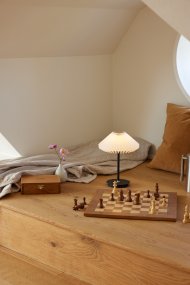 Paris 28cm Svart portabel från Halo Design - Paris &auml;r en portabel bordslampa i metall, plast och tr&auml; som drivs av batteri och lyser upp till 8 timmar vid full laddning.