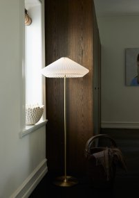 Paris Antik golvlampa från Halo Design - Paris &auml;r en elegant och sofistikerad golvlampa som kombinerar klassiska och moderna inslag.
