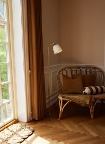 Room 49 Antikmässing golvlampa från Halo Design - Perfekt som l&auml;slampa vid s&auml;ngen eller som en elegant ljusk&auml;lla i vardagsrummet, sprider den ett behagligt ljus och adderar en tidl&ouml;s charm till din inredning.