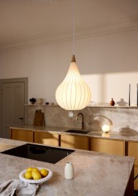 Drops Ø38 Vit taklampa från Halo Design - Kombinationen av tr&auml;, textil och metall skapar en h&auml;rlig atmosf&auml;r i rummet.