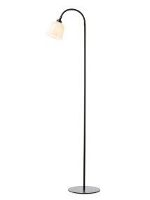 Glow 1 Svart golvlampa från Halo Design - Sk&auml;rmen av opalglas ger fin ljusspridning i rummet och armen &auml;r r&ouml;rlig vilket ger dig m&ouml;jligheten att utnyttja lampan som b&aring;de l&auml;slampa och som dekorativ allm&auml;nbelysning.