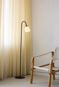 Glow 1 Svart golvlampa från Halo Design - Sk&auml;rmen av opalglas ger fin ljusspridning i rummet och armen &auml;r r&ouml;rlig vilket ger dig m&ouml;jligheten att utnyttja lampan som b&aring;de l&auml;slampa och som dekorativ allm&auml;nbelysning.