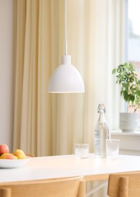 Rock Ø20 Vit taklampa från Halo Design - Taklampan Rock &auml;r en modern klassiker med en industriell touch som passar perfekt in i det stilmedvetna hemmet.