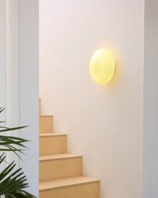 Candy Ø30 Krämvit plafond från Halo Design - Den rundade sk&auml;rmen &auml;r tillverkad av munbl&aring;st glas med ett dekorativt, tvinnat m&ouml;nster som ger lampan ett vackert uttryck.