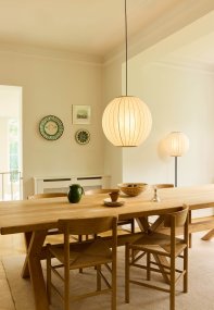 Balloon Ø70 Krämvit taklampa från Halo Design - Balloon &auml;r en elegant takpendel med en gener&ouml;s diameter p&aring; 70cm som blir ett imponerande blickf&aring;ng i rummet.