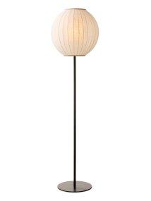 Balloon Krämvit golvlampa från Halo Design - Den rundade sk&auml;rmen i kr&auml;mvit, linneliknande textil kompletteras av dekorativa detaljer i massivt tr&auml; som ger lampan ett varmt och harmoniskt uttryck.