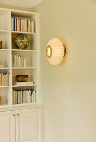 Balloon Ø40 Krämvit plafond från Halo Design - Den rundade, n&aring;got platta sk&auml;rmen i kr&auml;mvit, linneliknande textil kompletteras av dekorativa detaljer i massivt tr&auml; som ger lampan ett varmt och harmoniskt uttryck.