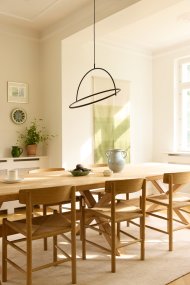 Tilt Ø60 Svart taklampa från Halo Design - Tilt &auml;r en modern takpendel med en stilren och minimalistisk design i svart metall och eleganta detaljer i m&auml;ssingsf&auml;rg.