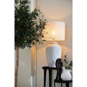 Vesevius 55cm Ljusgrå från Light & Living - Denna gedigna lampfot i keramik har en vacker ljusgr&aring; finish och en mjukt rundad form som skapar ett harmoniskt och elegant uttryck.