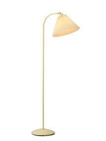 Medina Krämvit golvlampa från Halo Design - Den breda sk&auml;rmen sprider ett mjukt och behagligt ljus, samtidigt som det vinklingsbara lamphuvudet g&ouml;r det enkelt att rikta belysningen efter behov.