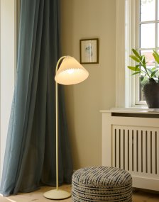 Medina Krämvit golvlampa från Halo Design - Den breda sk&auml;rmen sprider ett mjukt och behagligt ljus, samtidigt som det vinklingsbara lamphuvudet g&ouml;r det enkelt att rikta belysningen efter behov.