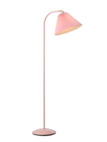 Medina Rosa golvlampa från Halo Design - Den breda sk&auml;rmen sprider ett mjukt och behagligt ljus, samtidigt som det vinklingsbara lamphuvudet g&ouml;r det enkelt att rikta belysningen efter behov.