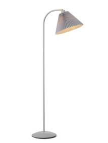 Medina Grå golvlampa från Halo Design - Den breda sk&auml;rmen sprider ett mjukt och behagligt ljus, samtidigt som det vinklingsbara lamphuvudet g&ouml;r det enkelt att rikta belysningen efter behov.