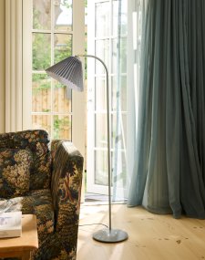 Medina Grå golvlampa från Halo Design - Den breda sk&auml;rmen sprider ett mjukt och behagligt ljus, samtidigt som det vinklingsbara lamphuvudet g&ouml;r det enkelt att rikta belysningen efter behov.