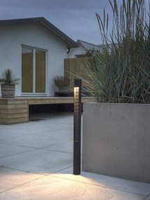 Udine 97cm Svart pollare från Konstsmide - Denna moderna och stilrena stolpe &auml;r idealisk f&ouml;r att belysa g&aring;ngar eller tr&auml;dg&aring;rdar med ett mjukt och energieffektivt ljus.