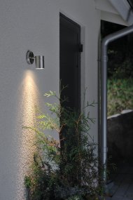 Modena Rostfri från Konstsmide - Lampan riktar ljuset ned&aring;t, vilket ger ett mjukt och behagligt sken som skapar trygghet och elegans i utomhusmilj&ouml;n.