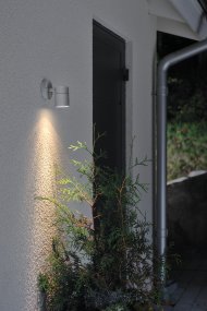 Modena Grå från Konstsmide - Ljuset riktas ned&aring;t och skapar en mjuk och effektfull ljusbild som framh&auml;ver fasaden och ger en behaglig belysning utomhus.