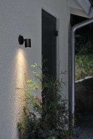 Modena Svart från Konstsmide - Ljuset riktas ned&aring;t och skapar en mjuk och effektfull ljusbild som framh&auml;ver fasaden och ger en behaglig belysning utomhus.