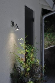 Modena Silver utelampa från Konstsmide - Lampan &auml;r riktbar, vilket ger ett praktiskt och effektfullt sken som skapar trygghet och elegans i utomhusmilj&ouml;n.