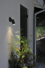 Modena Svart utelampa från Konstsmide - Lampan &auml;r riktbar, vilket ger ett praktiskt och effektfullt sken som skapar trygghet och elegans i utomhusmilj&ouml;n.