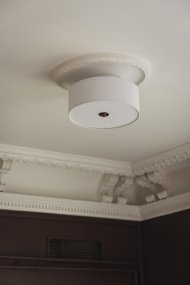 Noah Ø35 Vit plafond från Globen Lighting - Noah &auml;r en stilren och dekorativ plafond, handgjord i vitt linnetyg med en vacker, levande struktur.