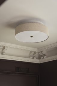 Noah Ø65 Beige plafond från Globen Lighting - Noah &auml;r tillverkad f&ouml;r hand i inf&auml;rgat linnetyg och blir en sober och dekorativ plafond i taket.