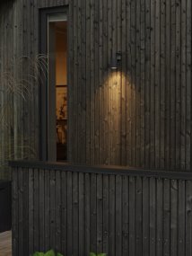 Temi Svart utelampa från Konstsmide - Lampan riktar ljuset ned&aring;t, vilket ger ett mjukt och behagligt sken som skapar trygghet och elegans i utomhusmilj&ouml;n.