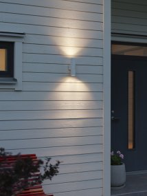 Temi Vit från Konstsmide - Perfekt f&ouml;r entr&eacute;er och uteplatser, ger den ett behagligt och tryggt ljus samtidigt som den kompletterar moderna arkitekturstilar.