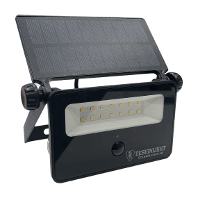 Batteridriven strålkastare med sensor Svart solcellslampa från Designlight - F&ouml;rutsatt att det &auml;r m&ouml;rkt (mindre &auml;n 10 lux) och n&aring;gon/n&aring;got r&ouml;r sig i ett omr&aring;de 5m eller n&auml;rmare armaturen, t&auml;nds denna upp automatiskt och bibeh&aring;ller ljuset 30 sekunder fr&aring;n senast registrerade r&ouml;relse.