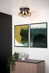 Maren 3 Svart spotlight från Lucide - Ljuspunkterna &auml;r t&auml;ckta av sf&auml;riska metalln&auml;t, men ist&auml;llet f&ouml;r perfekta klot &auml;r det cylindriska fantasier med en &ouml;ppning upptill som ger ljuset maximal spridning.