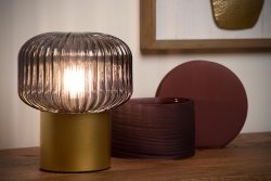 Jany 18cm Mattguld/mässing bordslampa från Lucide - Den metalliska basen är en helt slät cylinder, medan glaset runt ljuskällan är allt annat än platt.