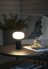 Antibes 20cm Svart portabel från Konstsmide - Ut&ouml;ver det &auml;r lampan utrustad med RGB f&auml;rger s&aring; du kan v&auml;lja mellan sju olika f&auml;rger, t.