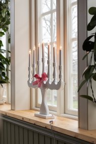 Svaneholm Vit från Markslöjd - Ljusstake med sju armar i en vit kul&ouml;r som funkar i alla hem.