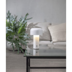 Bobby 22cm Vit portabel från Star Trading - Justeras enkelt med ett l&auml;tt tryck p&aring; den silverf&auml;rgade knappen p&aring; lampfoten.