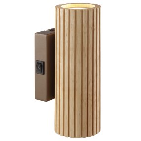 Lakewood 20cm Brun vägglampa från Brilliant - Lakewood v&auml;gglampa kombinerar brun metall med ljust, ribbat tr&auml; som ger lampan ett varmt och naturligt uttryck.