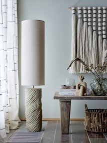 Payah Beige golvlampa från Bloomingville - Lampfoten i stengods har ett vackert strukturerat m&ouml;nster som ger en dekorativ k&auml;nsla, medan den enkla lampsk&auml;rmen i bomull sprider ett mjukt och behagligt ljus.