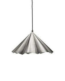 Flola Ø50 Silver taklampa från House Doctor - Flola &auml;r en dekorativ pendel med ett uttrycksfullt formspr&aring;k som drar blickarna till sig.