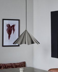 Flola Ø50 Silver taklampa från House Doctor - Flola &auml;r en dekorativ pendel med ett uttrycksfullt formspr&aring;k som drar blickarna till sig.
