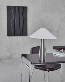Soffi 48cm Silver bordslampa från House Doctor - Soffi bordslampa har ett stilrent och modernt uttryck med en elegant kombination av metall och textil.