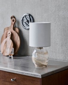 Hite 44cm Offwhite bordslampa från House Doctor - Den rundade lampfoten i glas pryds av ett vackert offwhite virvelm&ouml;nster som g&ouml;r varje exemplar unikt och ger lampan ett levande uttryck.