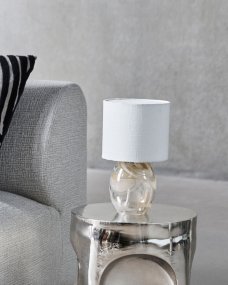 Hite 28cm Offwhite bordslampa från House Doctor - Den rundade lampfoten i glas pryds av ett vackert offwhite virvelm&ouml;nster som g&ouml;r varje exemplar unikt och ger lampan ett levande uttryck.