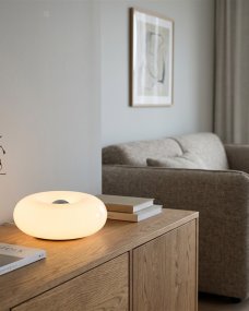 Basile 10cm Vit bordslampa från Eglo - Basile &auml;r en dekorativ lampa i vitt glas med silvriga detaljer och en rund, mjuk form.