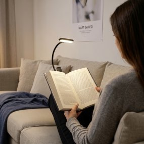 Yamenzi Svart portabel från Eglo - Yamenzi &auml;r en praktisk och flexibel LED-lampa med kl&auml;mf&auml;ste som g&ouml;r den enkel att placera p&aring; exempelvis skrivbordet, s&auml;nggaveln eller en hylla.