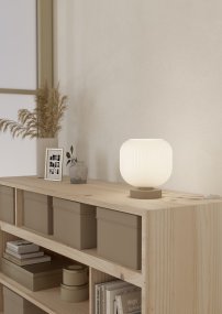Dasmina 22cm Vit/sand bordslampa från Eglo - Dasmina har en rundad kupa i vitt, ribbat glas som kombineras med en lampfot i sandf&auml;rgad metall.