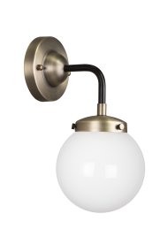 Alley 20cm Antikmässing/vit badrumslampa från Globen Lighting - Alley passar utm&auml;rkt p&aring; v&auml;ggen i badrummet eller k&ouml;ket d&aring; den &auml;r IP44-klassificerad.