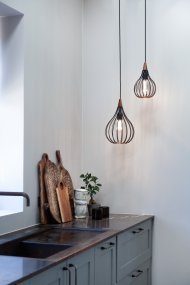 Drops Ø30 Svart taklampa från Halo Design - Den svarta lackade metallen i kombination med den borstade kopparn bidrar med en elegans till rummet.