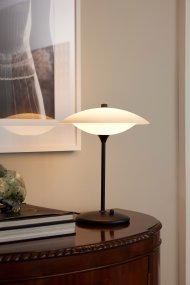 Baroni 40cm Svart från Halo Design - Det munbl&aring;sta opalglaset i kombination med den borstade svarta metallen skapar en tidl&ouml;s design.