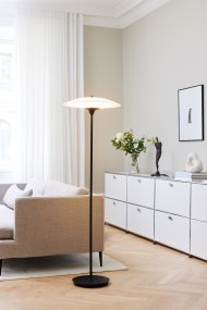 Baroni Svart golvlampa från Halo Design - Det munbl&aring;sta opalglaset i kombination med den borstade svarta metallen skapar en tidl&ouml;s design.